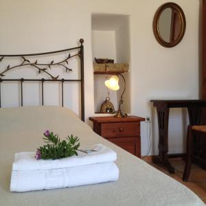 una camera da letto con un letto con una composizione floreale di Villa Lemonia - Guest House ad Aroniadhiánika