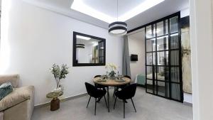a living room with a table and chairs and a couch at Apartamento Marea in Castell de Ferro