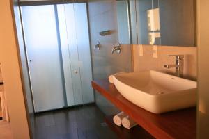Um banheiro em Reserva Madero Loft Natal Hotel