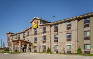 Un hotel con un cartel en la entrada. en My Place Hotel-East Moline/Quad Cities, IL, en East Moline