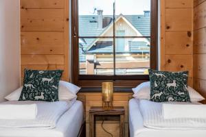 Postel nebo postele na pokoji v ubytování APARTAMENT No 2 MOUNTAIN VIEW Sauna Priv z ogrodem okolice Zakopane Czorsztyn Kluszkowce