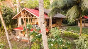 a house with a red roof in the forest at Dadatan Getaway in Magamomo