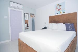 Ein Bett oder Betten in einem Zimmer der Unterkunft GolfView Hotel