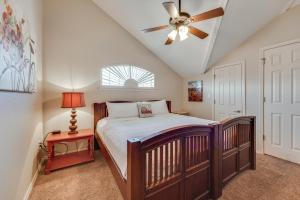 Un dormitorio con una cama y un ventilador de techo. en Walk to Branson Strip Inviting Condo!, en Branson