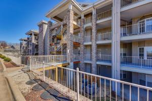 un edificio de apartamentos con una valla delante en Walk to Branson Strip Inviting Condo!, en Branson