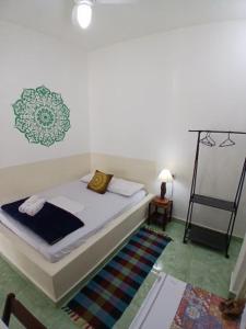 a small bed in a room with a rug at Suítes Serra do Cipó 2 in Santana do Riacho