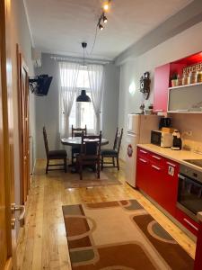 Una cocina con una mesa y un comedor. en Dara House, en Plovdiv