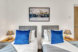 En eller flere senge i et værelse på JUNGLE HOT TUB, games room, near eateries, micro brewery, pubs, beauty salons and boutique shops, Argyle, free Netflix, in the heart of Plymouth - Dogs welcome - Hosted by Absolute Accommodation Plymouth