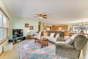 Una sala de estar con dos sofás y un televisor. en Lakefront Home with Yard and Views in Cheboygan!, en High Banks