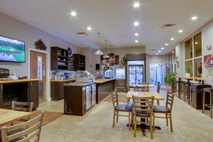Η κουζίνα ή μικρή κουζίνα στο Scenic Water Views Lakefront Home in McCormick!