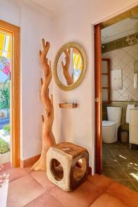 Habitación con taburete de madera y espejo. en Pearl of Windsor Park, en Adeje