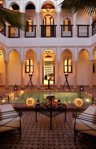 un cortile con piscina in un edificio di Riad Le Jardin d'Abdou a Marrakech