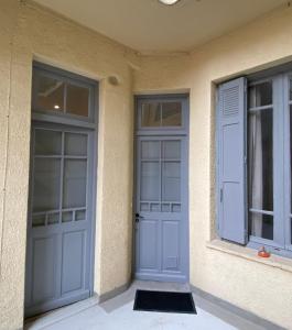 Dos puertas en una casa con un felpudo delante. en La Douce Escale Hyper centre, en Carcassonne