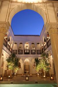 un'immagine della hall di un edificio con soffitto blu di Riad Le Jardin d'Abdou a Marrakech