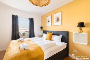 ein Schlafzimmer mit einem großen Bett mit Handtüchern darauf in der Unterkunft PINEAPPLE APARTMENTS - Zwinger XI - 64qm in Dresden