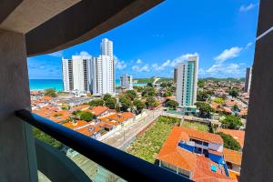 balcone con vista sulla città di Premium Flat Ponta Negra Natal a Natal