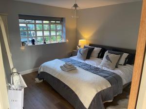 Un dormitorio con una cama con dos toallas encima. en Motts Lodge, en Kippings Cross 37 fotos más