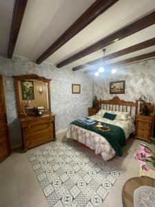 1 dormitorio con 1 cama y lavamanos. en Casa rural los J esuses, en Lillo