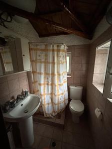 Koupelna v ubytování Δωμάτια Εξοχή + 19 fotografií
