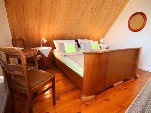 a bed in a room with a chair and a table at Gemütliche Ferienwohnung in Mallentin in Mallentin