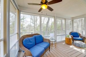 Χώρος καθιστικού στο Spacious Sea Colony Condo with Pool Access!