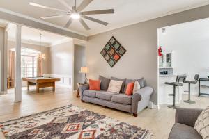 una sala de estar con un sofá y una mesa en 10 Mi to Augusta Quiet Home with Patio and Yard!, en Graniteville