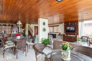 Et tv og/eller underholdning på Casa de campo em Gravatá, agradável e aconchegante