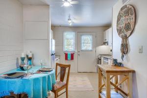 Η κουζίνα ή μικρή κουζίνα στο Sunny Retreat with Private Patio in Green Valley!