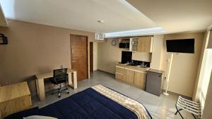 a living room with a bed and a desk at A10 SUITE WHITE para 1 a 2 personas, Especialistas en CORTAS, MEDIANAS Y LARGAS ESTANCIAS en IZCALLI TEPOTZOTLAN perfecto para Familias, Turistas, Contratistas, Estudiantes, Empresas A sólo 5 min Izcalli 5 min Esmeralda 20 min Satélite 25 min AIFA in Cuautitlán Izcalli +25 photos