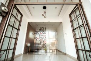 a lobby of a building with a wall of text at A10 MAX Suite Cocina Terraza Companies Work Teams 2-4 PAX in Cuautitlán Izcalli