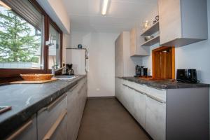 una cocina con fregadero y encimera en Droste 17 MBG - Whg A, en Meersburg