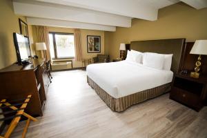 Ένα ή περισσότερα κρεβάτια σε δωμάτιο στο Fairway Inn & Suites