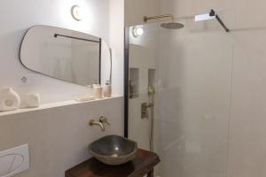 Ένα μπάνιο στο Charming house with Rooftop Pool