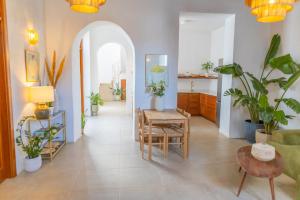 Χώρος καθιστικού στο Charming house with Rooftop Pool +17 φωτογραφίες