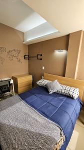 1 dormitorio con 1 cama azul grande y escritorio en A08 Premium Suite WHITE Cocina Terraza Companies Work Teams 1-2 PAX, en Cuautitlán Izcalli