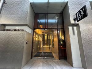纽约One Dutch Hotel的带有玻璃门的建筑物入口