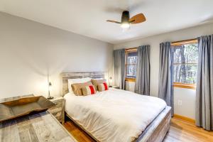 Katil atau katil-katil dalam bilik di Deer River Retreat Cabin Feel with Modern Touches