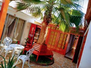 a room with a palm tree and a table and chairs at Bercy in Arica