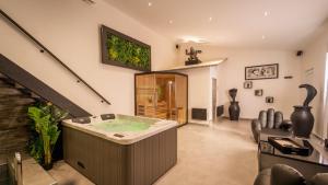jacuzzi na środku salonu w obiekcie Mezza 47 spa w mieście Précy-sur-Oise