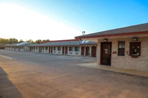 an empty parking lot in front of a building at Starlite Motel in San Antonio