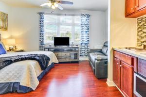 Postel nebo postele na pokoji v ubytování Pool and Lake Access Mariners Landing Resort Studio + 18 fotografií