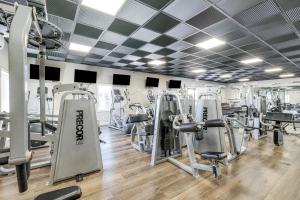 Fitness centrum a/nebo fitness zařízení v ubytování Pool and Lake Access Mariners Landing Resort Studio