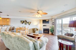 Posezení v ubytování 5th-Floor Lakefront Condo Elevator and Pool Access!