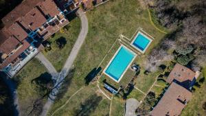 an overhead view of a swimming pool in a yard at A Ca' di Chiara e Fabio - Panoramica Lago Maggiore in Lesa