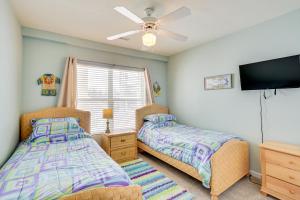 Postel nebo postele na pokoji v ubytování 5th-Floor Lakefront Condo Elevator and Pool Access!