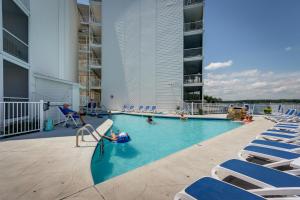 Bazén v ubytování 5th-Floor Lakefront Condo Elevator and Pool Access! nebo v jeho okolí