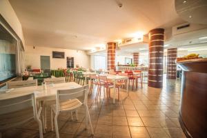 a dining room with tables and chairs in a restaurant at Hotel Donizetti in Lallio
