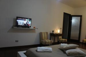sypialnia z łóżkiem i telewizorem na ścianie w obiekcie B&B Civico 40 w Mediolanie