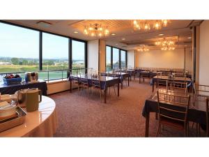 郡山市にあるSmile Hotel koriyama - Vacation STAY 61162vのダイニングルーム(テーブル、椅子、大きな窓付)