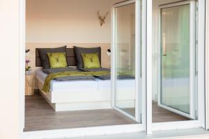 a bed in a room with sliding glass doors at Tischneck Chalets - TraumFerienhäuser im Schwarzwald - Chalets Riva & Limone in Hardt